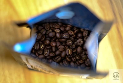 Kawa w ziarnach, świeżo palona, powinna być dobrze przechowywana i mielona na bieżąco w zależności od potrzebnej dozy do espresso.