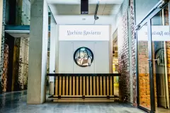 Maszyna, zwana kawiarzomatem, mieląca ziarna kawy i zaparzająca smaczne i aromatyczne espresso 