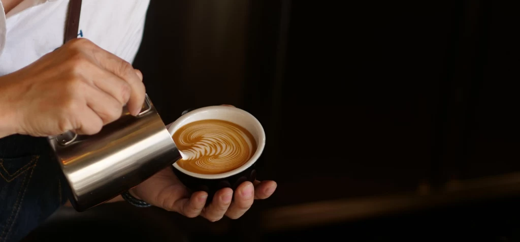 Jest wiele sposobów parzenia kawy, najbardziej popularnym są ekspresy dające możliwość stworzenia espresso, latte i cappuccino ozdobione ładnym wzorem z mleka. 