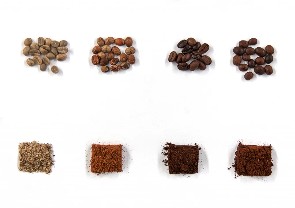 Od sposobu mielenia kawy, zatem grubości zmielenia ziaren, zależy jakość przyrządzanego naparu. Ziarna kawy zmielone w różnym stopniu.