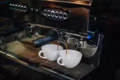 Kawa, to napój parzony na bazie wody, dostarczający magnezu i wielu minerałów. Parzona w prawidłowy sposób, na przykład w ekspresie jest aromatyczna i smaczna.