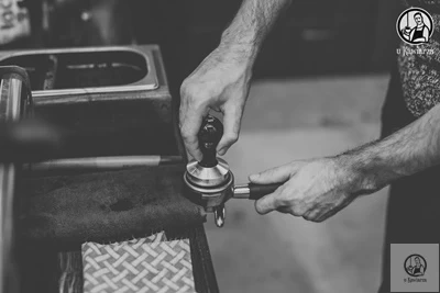 W przygotowaniu espresso ważny jest tempering, a więc prawidłowe ubicie kawy w kolbie ekspresu. 