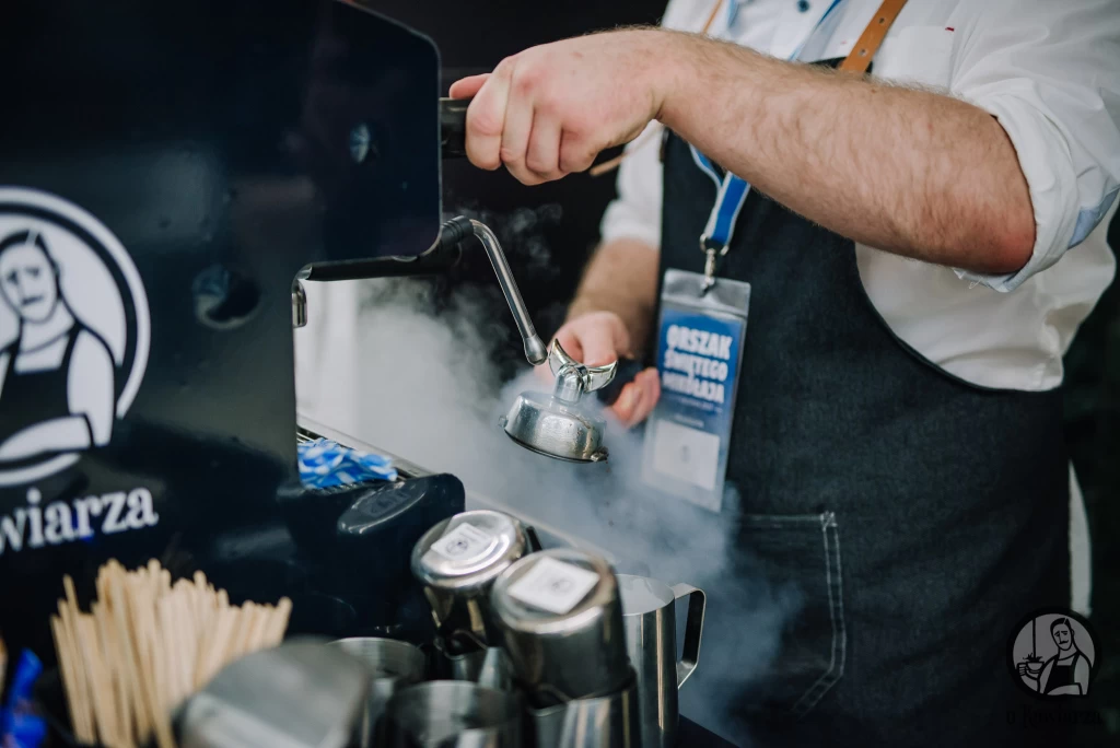 Prawidłowy tempering i ekstrakcja kawy to rzadsze czyszczenie filtra kolby ekspresu.