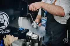 Barista w sposób profesjonalny przygotowuję aromatyczną kawę, z ziaren wysokiej jakości.