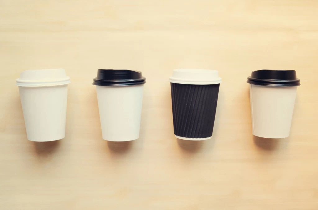 Kawa w różnych odsłonach, podana w różnych kubeczkach, jako napój o wielu właściwościach uwielbiany przez wielu ludzi.