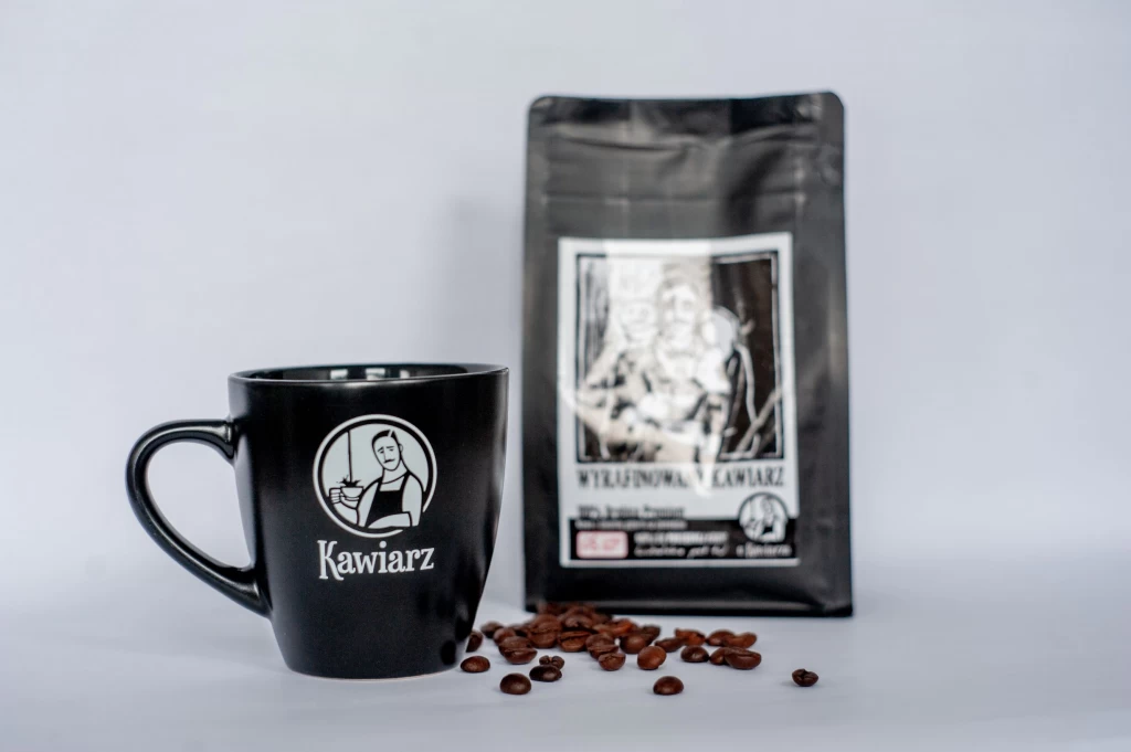 Dobrą jakościowo kawę należy pic w stylowym kubku, jak kubek Kawiarza.