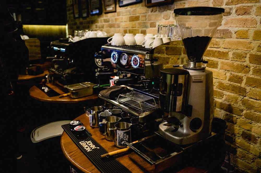 Kawę warto mielić przed przyrządzaniem i tylko tyle ile potrzeba. Najlepiej w dobrej jakości młynku, w które często zaopatrzone są ekspresy.