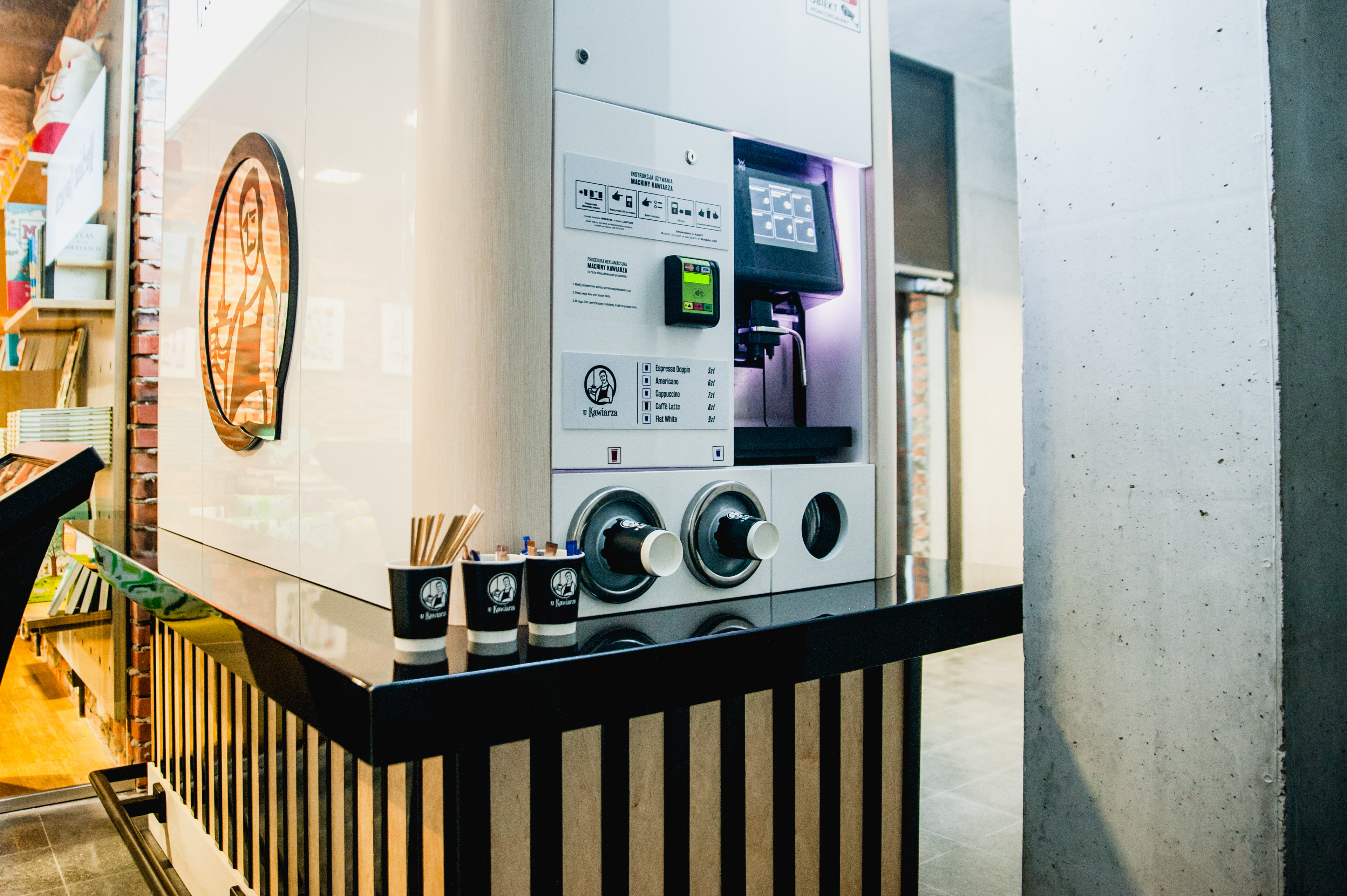 Machina kawiarza, ekspress do kawy na kartę płatniczą