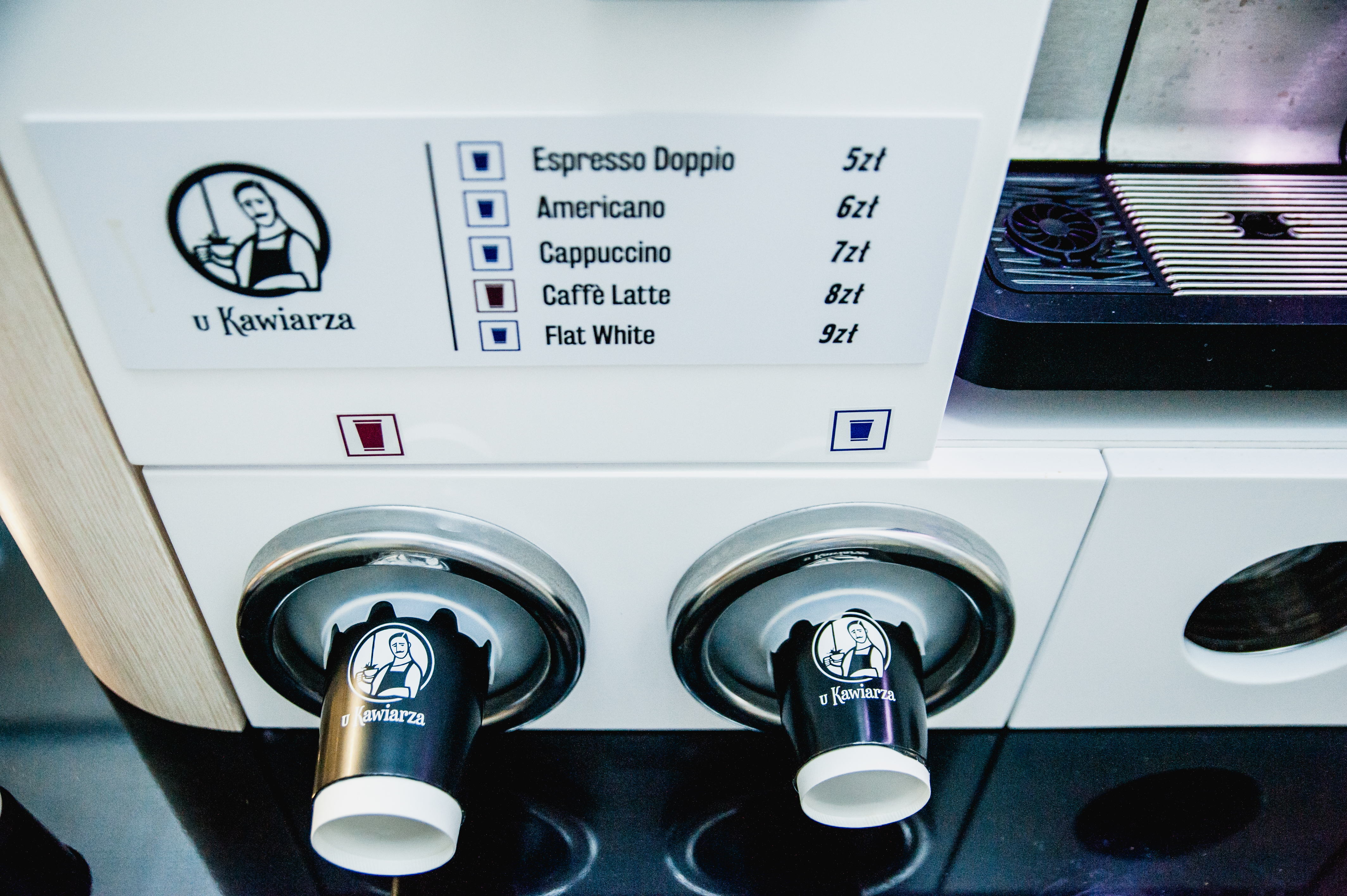 Machina kawiarza, kawy do wyboru: espresso dopio, americano, cappuccino, caffe latte, flat white